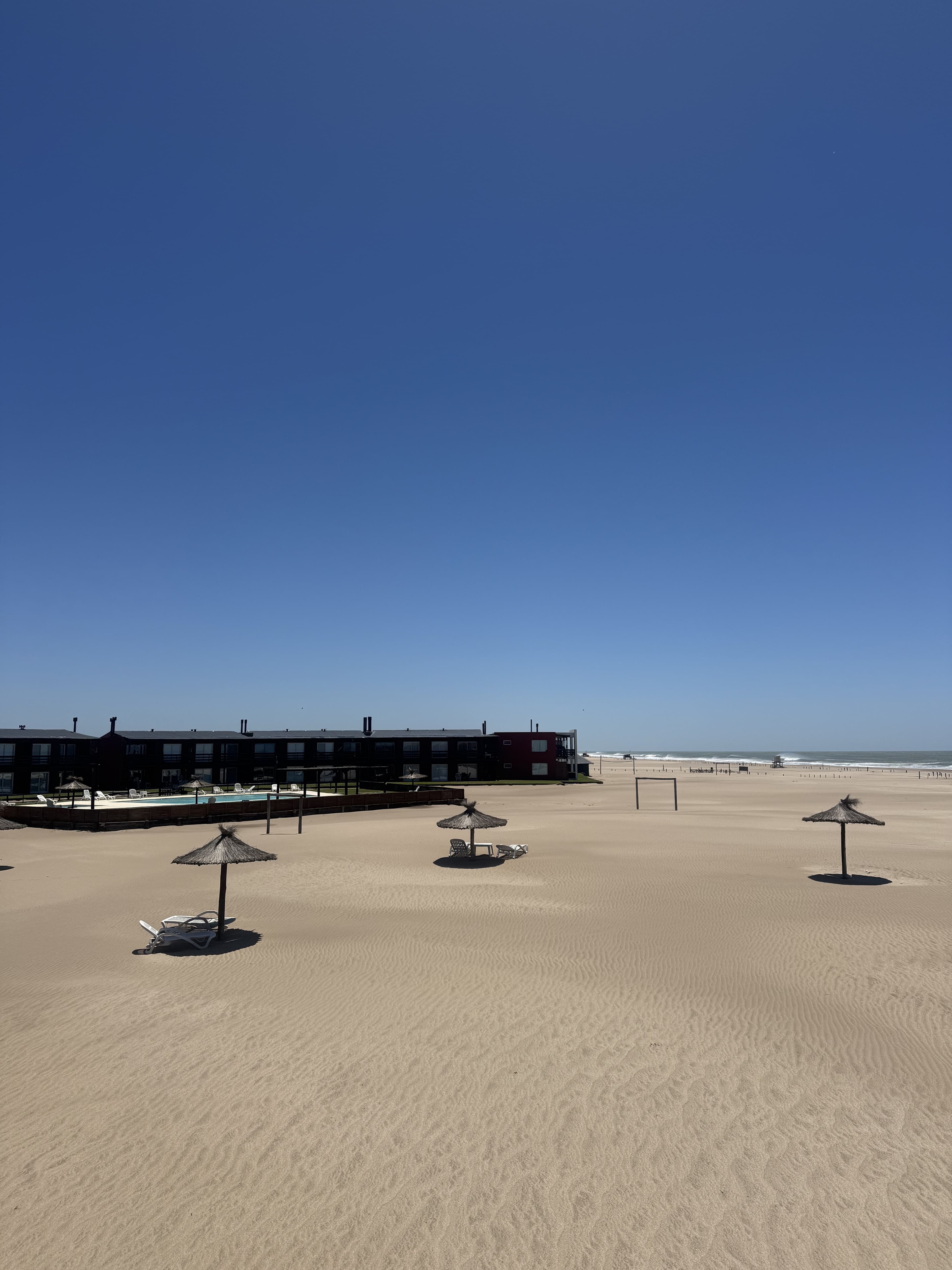 Vista a la playa desde el complejo